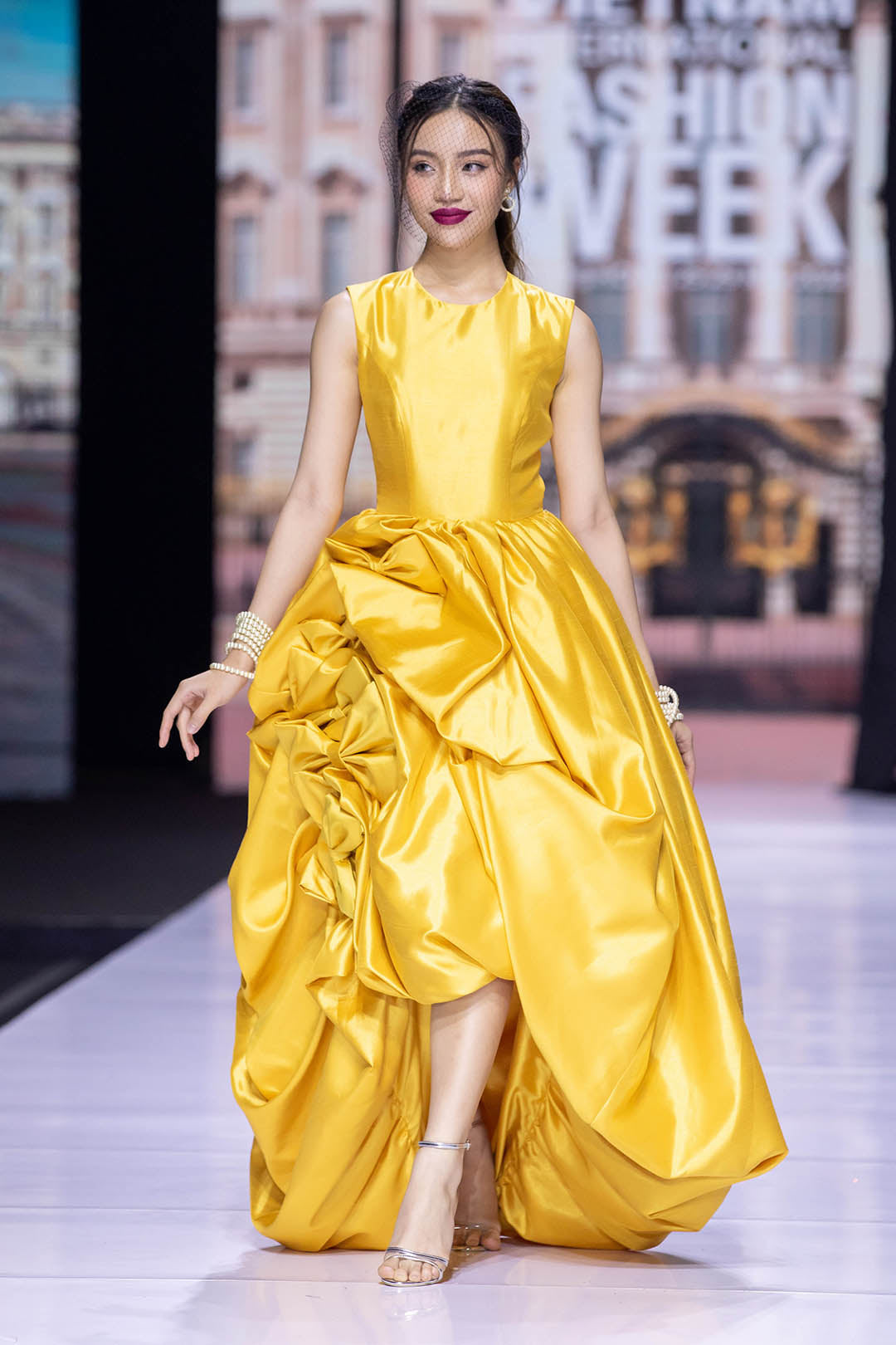 Round Neck Minid Ball Gown With Bow